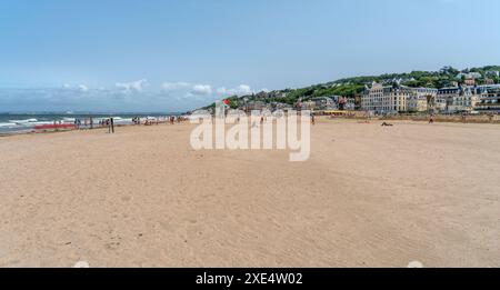 Küsteneindruck von Trouville-sur-Mer, einer Stadt im Departement Calvados in der Normandie im Nordwesten Frankreichs Stockfoto