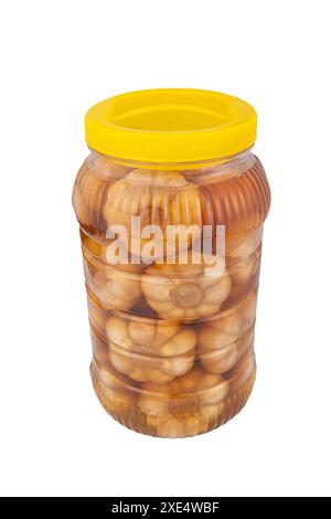 Eingelegter Knoblauch. Marinierter Knoblauch in geschlossenem Plastikglas und frische gesunde fermentierte Lebensmittel hausgemachte Gurken isoliert auf weißem Hintergrund. Stockfoto