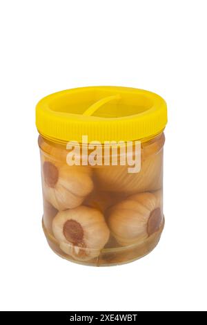 Eingelegter Knoblauch. Marinierter Knoblauch in geschlossenem Plastikglas und frische gesunde fermentierte Lebensmittel hausgemachte Gurken isoliert auf weißem Hintergrund. Stockfoto