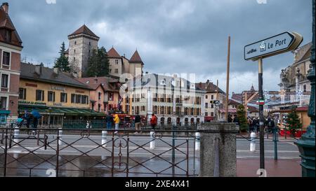 Eine wunderschöne Straße mit vielen Gebäuden an einem bewölkten Tag in Annecy, Frankreich Stockfoto