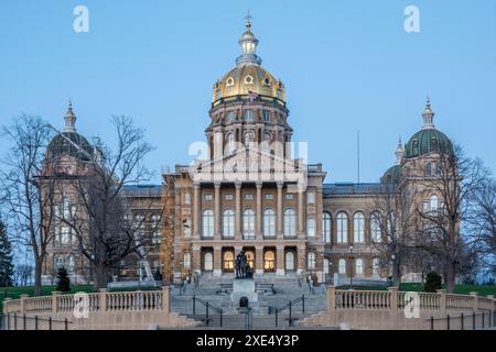 Skyline des Moines Iowa in den USA bei Nacht Stockfoto