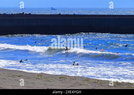 Surfer und Badende in Shonan Stockfoto