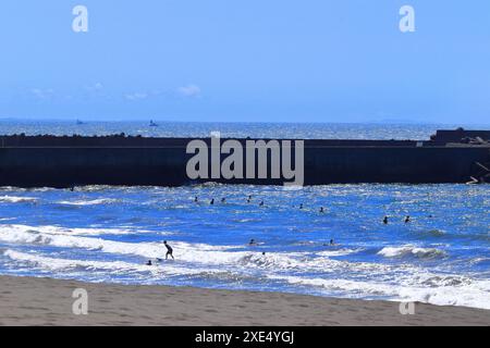 Surfer und Badende in Shonan Stockfoto