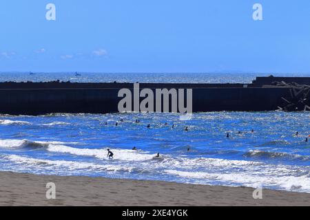 Surfer und Badende in Shonan Stockfoto