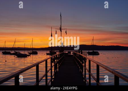 Sonnenaufgangspanorama Am Bodensee. Morgensonnenlicht Über Ruhigem Wasser. Stockfoto