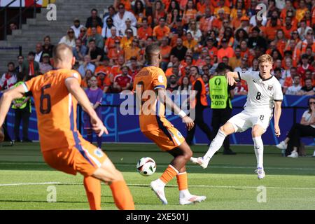 Berlin, Deutschland. Juni 2024. Alexander Prass aus Österreich (R, #8) tritt beim Gruppenspiel der UEFA EURO 2024 Niederlande gegen Österreich im Olympiastadion in Berlin einen Ball. Quelle: Oleksandr Prykhodko/Alamy Live News Stockfoto