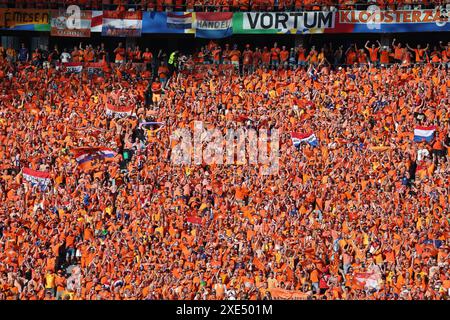 Berlin, Deutschland. Juni 2024. Die Tribünen des Olympiastadions in Berlin überfüllten sich mit orangen niederländischen Fans, die während des Gruppenspiels der UEFA EURO 2024 Niederlande gegen Österreich zu sehen waren. Quelle: Oleksandr Prykhodko/Alamy Live News Stockfoto