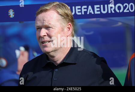 Berlin, Deutschland. Juni 2024. Der niederländische Trainer Ronald Koeman sieht sich beim Gruppenspiel der UEFA EURO 2024 Niederlande gegen Österreich im Olympiastadion in Berlin an. Quelle: Oleksandr Prykhodko/Alamy Live News Stockfoto