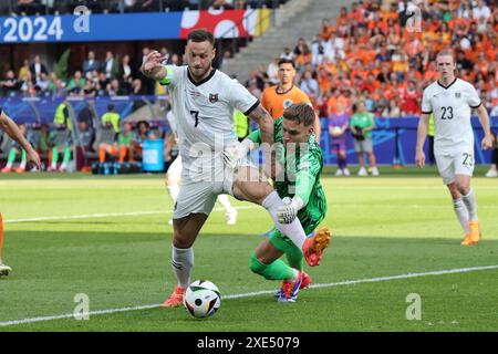 Berlin, Deutschland. Juni 2024. Marko Arnautovic aus Österreich (L) kämpft im Gruppenspiel der UEFA EURO 2024 im Olympiastadion Berlin gegen Torwart Bart Verbruggen aus den Niederlanden um einen Ball. Quelle: Oleksandr Prykhodko/Alamy Live News Stockfoto