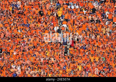 Berlin, Deutschland. Juni 2024. Die Tribünen des Olympiastadions in Berlin überfüllten sich mit orangen niederländischen Fans, die während des Gruppenspiels der UEFA EURO 2024 Niederlande gegen Österreich zu sehen waren. Quelle: Oleksandr Prykhodko/Alamy Live News Stockfoto