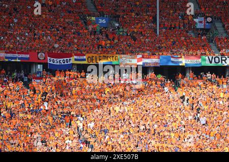 Berlin, Deutschland. Juni 2024. Die Tribünen des Olympiastadions in Berlin überfüllten sich mit orangen niederländischen Fans, die während des Gruppenspiels der UEFA EURO 2024 Niederlande gegen Österreich zu sehen waren. Quelle: Oleksandr Prykhodko/Alamy Live News Stockfoto