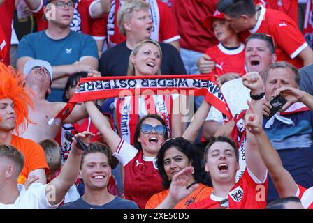 Berlin, Deutschland. Juni 2024. Österreichische Fans zeigen ihre Unterstützung beim Gruppenspiel der UEFA EURO 2024 Niederlande gegen Österreich im Olympiastadion in Berlin. Quelle: Oleksandr Prykhodko/Alamy Live News Stockfoto