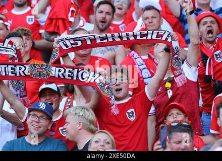 Berlin, Deutschland. Juni 2024. Österreichische Fans zeigen ihre Unterstützung beim Gruppenspiel der UEFA EURO 2024 Niederlande gegen Österreich im Olympiastadion in Berlin. Quelle: Oleksandr Prykhodko/Alamy Live News Stockfoto