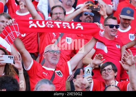 Berlin, Deutschland. Juni 2024. Österreichische Fans zeigen ihre Unterstützung beim Gruppenspiel der UEFA EURO 2024 Niederlande gegen Österreich im Olympiastadion in Berlin. Quelle: Oleksandr Prykhodko/Alamy Live News Stockfoto