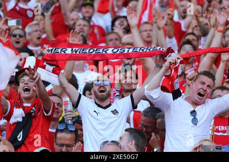 Berlin, Deutschland. Juni 2024. Österreichische Fans zeigen ihre Unterstützung beim Gruppenspiel der UEFA EURO 2024 Niederlande gegen Österreich im Olympiastadion in Berlin. Quelle: Oleksandr Prykhodko/Alamy Live News Stockfoto