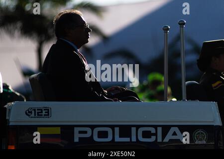 Bogota, Kolumbien. Juni 2024. Der kolumbianische Präsident Gustavo Petro nimmt am 25. Juni 2024 an der Zeremonie der Beförderung von Brigadegenerälen der kolumbianischen Nationalpolizei in der General Santander Police Academy in Bogota Teil. Foto: Sebastian Barros/Long Visual Press Credit: Long Visual Press/Alamy Live News Stockfoto