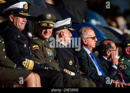 Bogota, Kolumbien. Juni 2024. Der kolumbianische Polizeidirektor William Rene Salamanca (Grüne Uniform) nimmt an der Aufstiegszeremonie für Brigadegeneräle der kolumbianischen Nationalpolizei in der General Santander Police Academy in Bogota am 25. Juni 2024 Teil. Foto: Sebastian Barros/Long Visual Press Credit: Long Visual Press/Alamy Live News Stockfoto