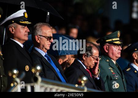 Bogota, Kolumbien. Juni 2024. Der kolumbianische Präsident Gustavo Petro reagiert während der Aufstiegszeremonie auf Brigadegeneräle der kolumbianischen Nationalpolizei in der General Santander Police Academy in Bogota am 25. Juni 2024. Foto: Sebastian Barros/Long Visual Press Credit: Long Visual Press/Alamy Live News Stockfoto