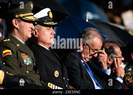 Bogota, Kolumbien. Juni 2024. Der kolumbianische Verteidigungsminister Ivan Velasquez reagiert während der Aufstiegszeremonie auf Brigadegeneräle der kolumbianischen Nationalpolizei in der General Santander Police Academy in Bogota am 25. Juni 2024. Foto: Sebastian Barros/Long Visual Press Credit: Long Visual Press/Alamy Live News Stockfoto