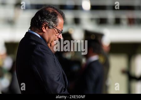 Bogota, Kolumbien. Juni 2024. Der kolumbianische Präsident Gustavo Petro nimmt am 25. Juni 2024 an der Zeremonie der Beförderung von Brigadegenerälen der kolumbianischen Nationalpolizei in der General Santander Police Academy in Bogota Teil. Foto: Sebastian Barros/Long Visual Press Credit: Long Visual Press/Alamy Live News Stockfoto