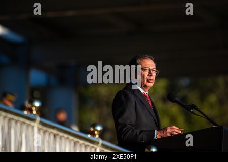 Bogota, Kolumbien. Juni 2024. Der kolumbianische Präsident Gustavo Petro späht während der Aufstiegszeremonie für Brigadegeneräle der kolumbianischen Nationalpolizei in der General Santander Police Academy in Bogota am 25. Juni 2024. Foto: Sebastian Barros/Long Visual Press Credit: Long Visual Press/Alamy Live News Stockfoto