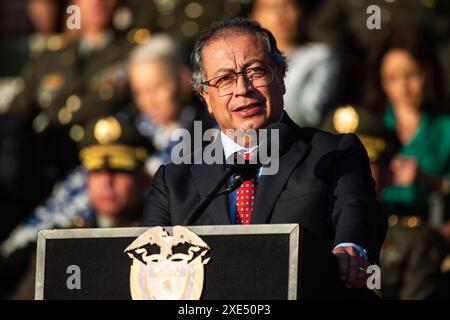 Bogota, Kolumbien. Juni 2024. Der kolumbianische Präsident Gustavo Petro späht während der Aufstiegszeremonie für Brigadegeneräle der kolumbianischen Nationalpolizei in der General Santander Police Academy in Bogota am 25. Juni 2024. Foto: Sebastian Barros/Long Visual Press Credit: Long Visual Press/Alamy Live News Stockfoto