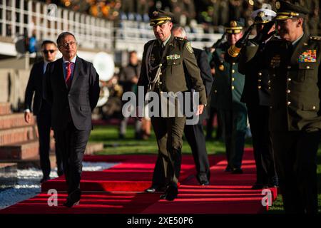 Bogota, Kolumbien. Juni 2024. Der kolumbianische Präsident Gustavo Petro nimmt am 25. Juni 2024 an der Zeremonie der Beförderung von Brigadegenerälen der kolumbianischen Nationalpolizei in der General Santander Police Academy in Bogota Teil. Foto: Sebastian Barros/Long Visual Press Credit: Long Visual Press/Alamy Live News Stockfoto