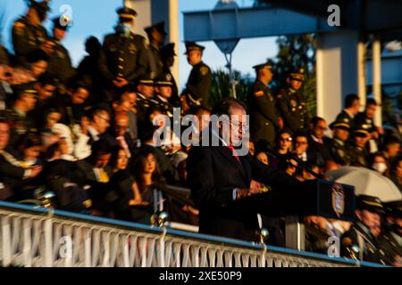 Bogota, Kolumbien. Juni 2024. Der kolumbianische Präsident Gustavo Petro späht während der Aufstiegszeremonie für Brigadegeneräle der kolumbianischen Nationalpolizei in der General Santander Police Academy in Bogota am 25. Juni 2024. Foto: Sebastian Barros/Long Visual Press Credit: Long Visual Press/Alamy Live News Stockfoto