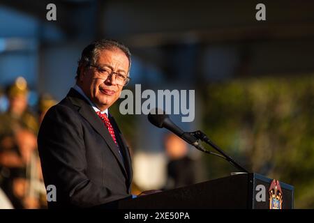 Bogota, Kolumbien. Juni 2024. Der kolumbianische Präsident Gustavo Petro späht während der Aufstiegszeremonie für Brigadegeneräle der kolumbianischen Nationalpolizei in der General Santander Police Academy in Bogota am 25. Juni 2024. Foto: Sebastian Barros/Long Visual Press Credit: Long Visual Press/Alamy Live News Stockfoto