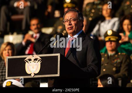 Bogota, Kolumbien. Juni 2024. Der kolumbianische Präsident Gustavo Petro späht während der Aufstiegszeremonie für Brigadegeneräle der kolumbianischen Nationalpolizei in der General Santander Police Academy in Bogota am 25. Juni 2024. Foto: Sebastian Barros/Long Visual Press Credit: Long Visual Press/Alamy Live News Stockfoto