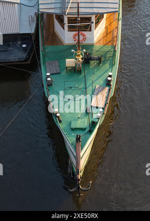 Aus der Vogelperspektive eines kleinen Touristenbootes in Port de Soller, Mallorca, Balearen. Vorne, grüner Teil des Bootes, Rettungsschirm, Holzboden Stockfoto