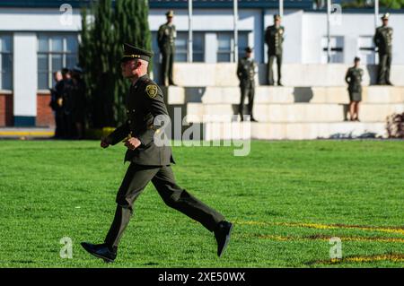 Bogota, Kolumbien. Juni 2024. Ein kolumbianischer Polizist läuft während der Aufstiegszeremonie zu Brigadegenerälen der kolumbianischen Nationalpolizei in der General Santander Police Academy in Bogota am 25. Juni 2024. Foto: Sebastian Barros/Long Visual Press Credit: Long Visual Press/Alamy Live News Stockfoto