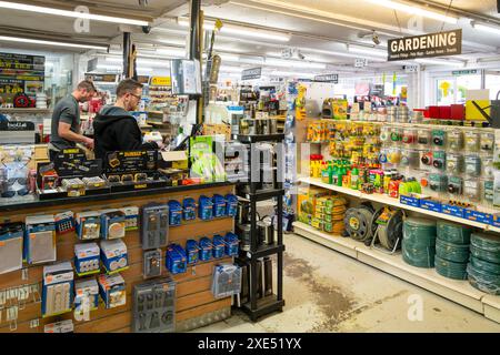 Das Innere eines Baumarkt-Ladengeschäfts in Cornwall, Großbritannien. Stockfoto