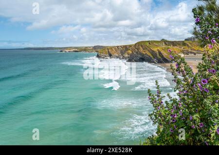 Eintreffende Flut am Tolcarne Beach an der Küste Cornwalls in Newquay in Cornwall in Großbritannien. Stockfoto