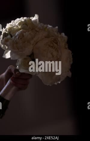 Weißer Blumenstrauß auf der Hochzeitszeremonie Stockfoto