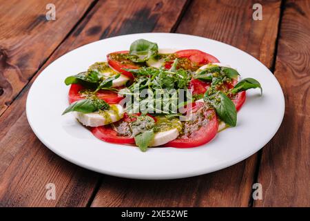 Traditioneller italienischer Caprice Salat Tomate, Mozzarella und Basilikum Stockfoto