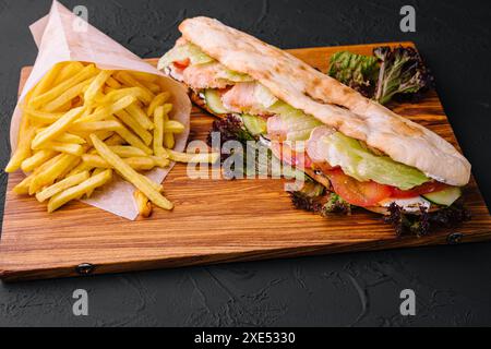 Amerikanisches Sandwich-Baguett mit Schinkensteak und Pommes frites Stockfoto