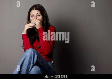 Maedchen, 13 Jahre alt, zeigt ihr Emotionen, Bonn, 04.10.2023. Bonn Deutschland *** Mädchen, 13 Jahre alt, zeigt ihre Emotionen, Bonn, 04 10 2023 Bonn Keim Stockfoto