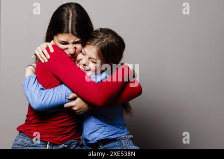 Maedchen, 8 und 13 Jahre alt, zeigen Ihre Emotionen, Bonn, 04.10.2023. Bonn Deutschland *** Mädchen, 8 und 13 Jahre alt, zeigen ihre Emotionen, Bonn, 04 1 Stockfoto