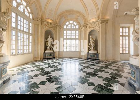 Venaria reale, Italien - Januar 2023: Luxuriöser Innenraum des alten Königspalastes. Galerieperspektive mit Fenster. Stockfoto