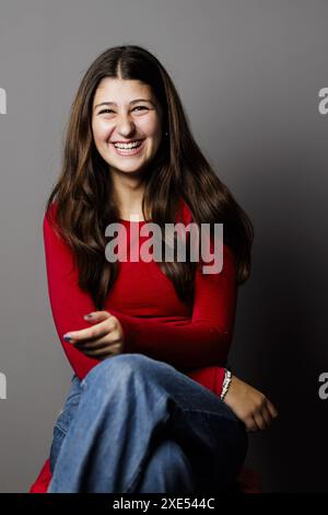 Maedchen, 13 Jahre alt, zeigt ihr Emotionen, Bonn, 04.10.2023. Bonn Deutschland *** Mädchen, 13 Jahre alt, zeigt ihre Emotionen, Bonn, 04 10 2023 Bonn Keim Stockfoto