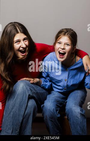 Maedchen, 8 und 13 Jahre alt, zeigen Ihre Emotionen, Bonn, 04.10.2023. Bonn Deutschland *** Mädchen, 8 und 13 Jahre alt, zeigen ihre Emotionen, Bonn, 04 1 Stockfoto