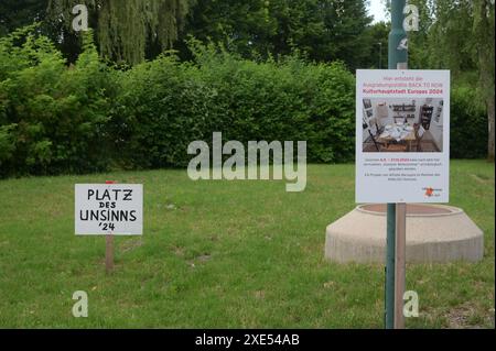 Volksdiskussion der Trubel um Identität , geleitet von Moderator Tarek Leitner, am Marktplatz in Bad Goisern, am 25.06.2024. Das Bild zeigt eine Installation der Kulturhauptstadt Europas 2024 mit Bemerkung aus dem Volk 2024 - Volksdiskussion der Trubel um Identität , geleitet von Moderator Tarek Leitner, am Marktplatz in Bad Goisern, am 25.06.2024. *** Volksdiskussion die Hektik um Identität , geleitet von Moderator Tarek Leitner, am 25. 06 2024 auf dem Marktplatz in Bad Goisern das Bild zeigt eine Installation der Kulturhauptstadt Europas 2024 mit Kommentaren der Menschen Stockfoto