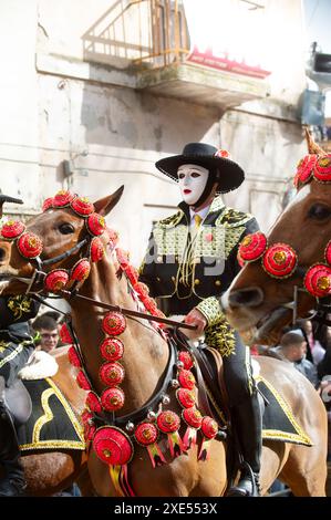 11. Februar 2024: Italien, Sardinien, Oristano, während des Kostümkarnevals findet das Rennen „Sartiglia“ statt, bei dem der Reiter mit seinem Pferd im Galopp mu Stockfoto