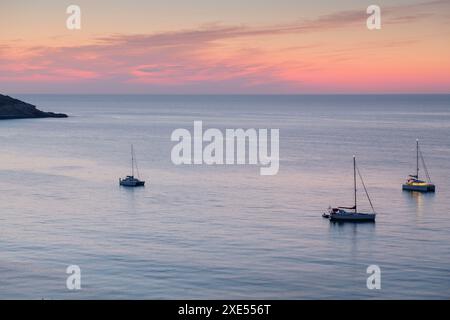 Veleros fondeados frente a Cala Xarraca Stockfoto