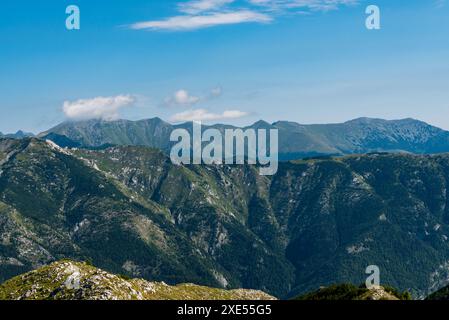 Wunderschöne Karpaten in Rumänien - Retezat Berge vom Cadea Oslei Hügel in den Valcan Bergen während des schönen Sommervormittags Stockfoto