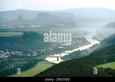 Luftaufnahme von Bad Schandau in der Sächsischen Schweiz am frühen nebeligen Morgen, Carolabrücke Brücke auf der Elbe, Sandsteinfelsen und Berge Stockfoto