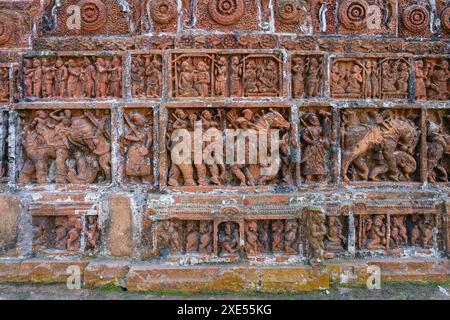 Nahaufnahme der Terrakotta-Schnitzereien Szenen der Jagd (Haupt) und des Hoflebens (oben) im mittelalterlichen hindutempel Kantaji aka Kantajew, Kantanagar, Bangladesch Stockfoto