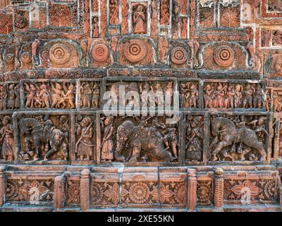 Nahaufnahme der Terrakotta-Schnitzereien von Elefanten, Pferden und Kriegern im mittelalterlichen hindutempel Kantaji aka Kantajew, Kantanagar, Bangladesch Stockfoto