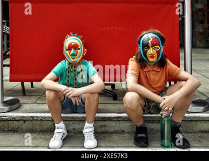 Zwei kleine Jungen, die eine venezianische Maske tragen, inspiriert von Shakespeares Stück der Händler von Venedig in Stratford Upon Avon, England, Großbritannien Stockfoto